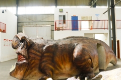 Modelo de paso de dinosaurio de puerta de parque temático jurásico