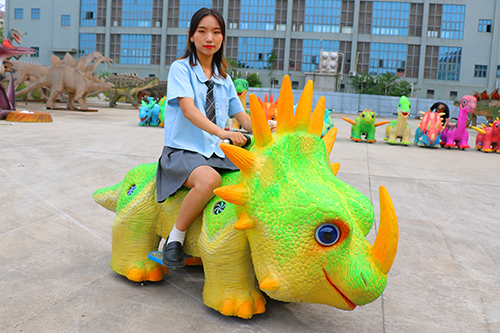 Niños que caminan paseos en dinosaurios coches de dinosaurios