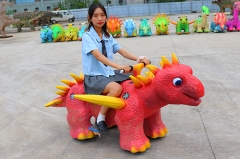 Niños que caminan paseos en dinosaurios coches de dinosaurios