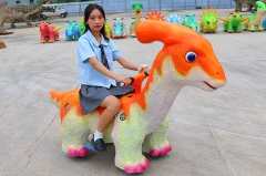 Niños que caminan paseos en dinosaurios coches de dinosaurios