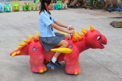 Niños que caminan paseos en dinosaurios coches de dinosaurios