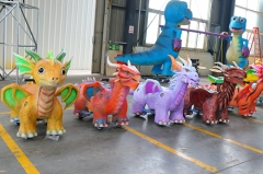 Niños que caminan paseos en dinosaurios coches de dinosaurios