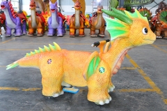 Niños que caminan paseos en dinosaurios coches de dinosaurios