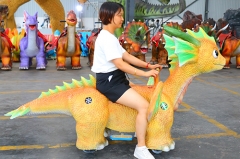 Niños que caminan paseos en dinosaurios coches de dinosaurios