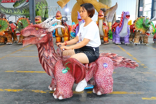 Niños que caminan paseos en dinosaurios coches de dinosaurios