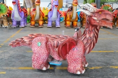 Niños que caminan paseos en dinosaurios coches de dinosaurios