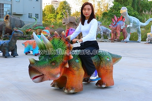 Niños que caminan paseos en dinosaurios coches de dinosaurios