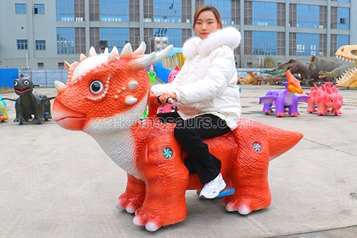 Niños que caminan paseos en dinosaurios coches de dinosaurios