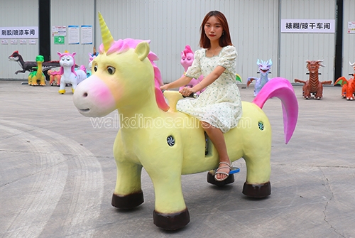 Niños que caminan paseos en dinosaurios coches de dinosaurios