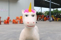 Niños que caminan paseos en dinosaurios coches de dinosaurios