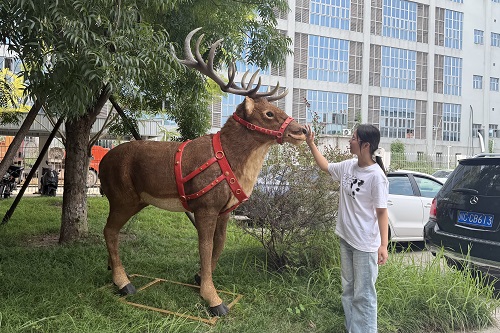 Large Animatronic Reindeer Christmas Decoration for Shopping Mall Theme Park Hotel Winter Festival Christmas Market Event Prop