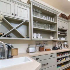 AC4208 - Large walk-in pantry