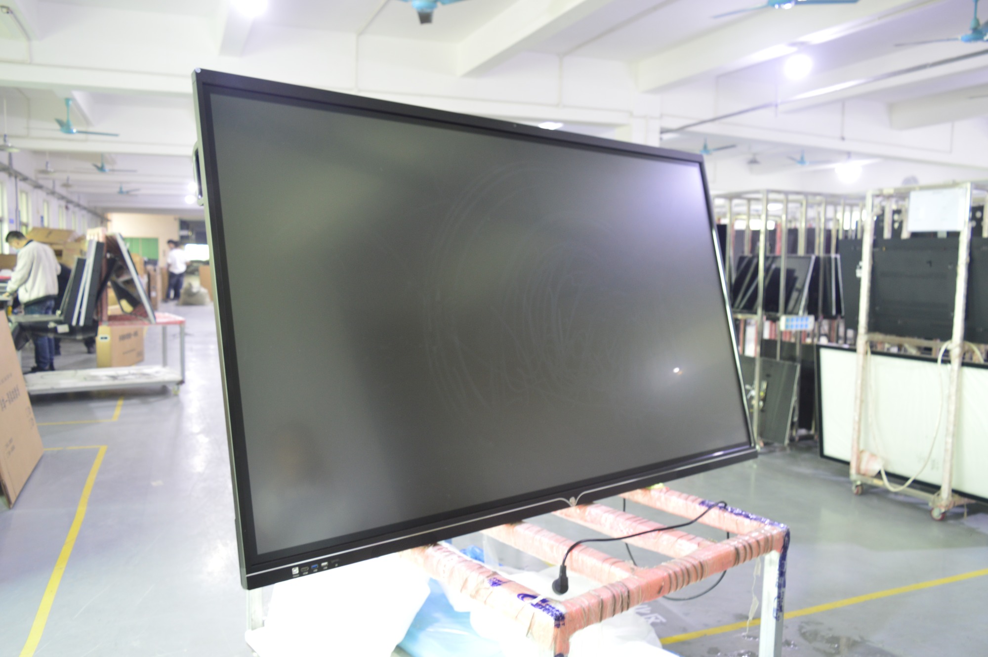 Das interaktive 75-Zoll-Whiteboard mit integrierter Kamera des philippinischen Kunden wird vor dem Versand getestet