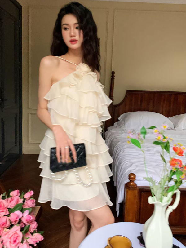 TWOTWINSTYLE Tierred Ruffles Dresses For Women Halter Sleeveless Off Shoulder Solid Folds Casual Mini Dress Female Summer New