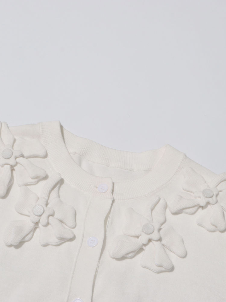 TWOTWINSTYLE Round Neck Spliced 3D Flower Minimalist Sweater