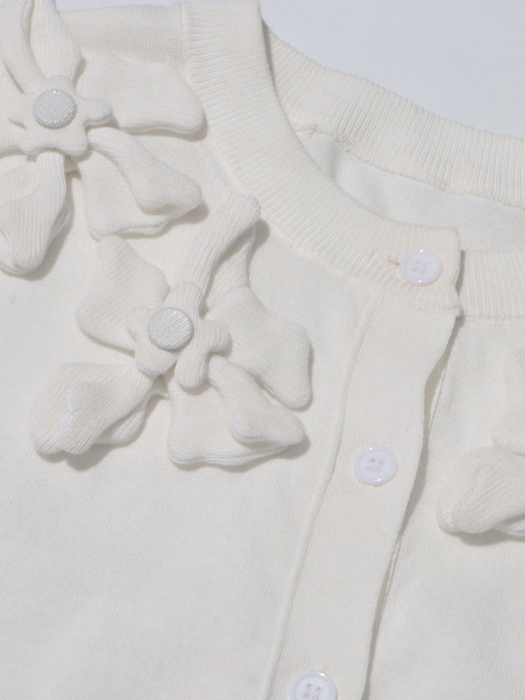 TWOTWINSTYLE Round Neck Spliced 3D Flower Minimalist Sweater