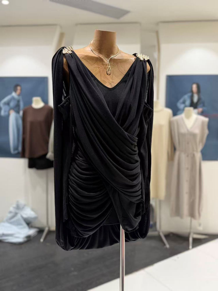 TWOTWINSTYLE Solid Deep V Neck Sleeveles Ruched Designer Dress