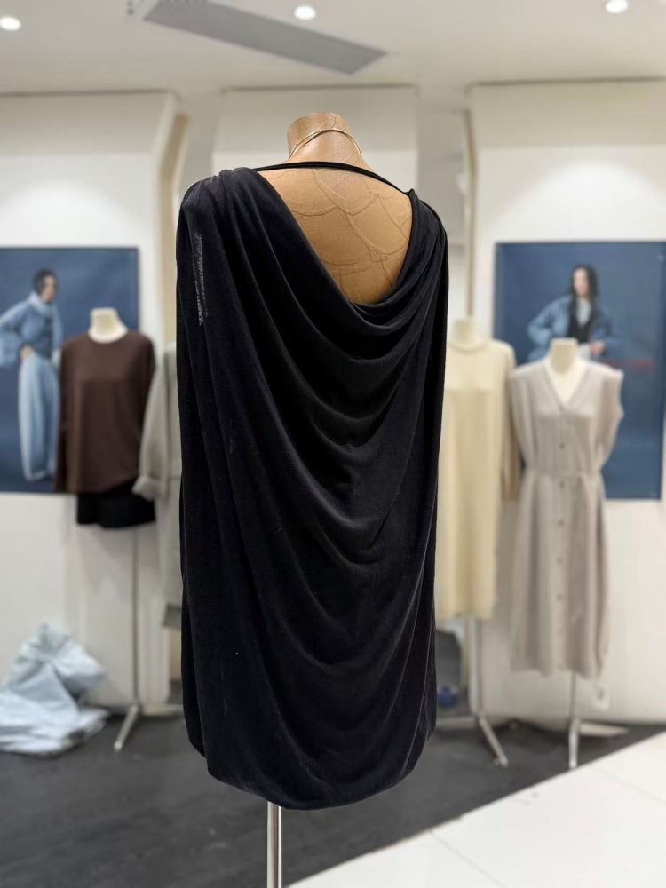 TWOTWINSTYLE Solid Deep V Neck Sleeveles Ruched Designer Dress