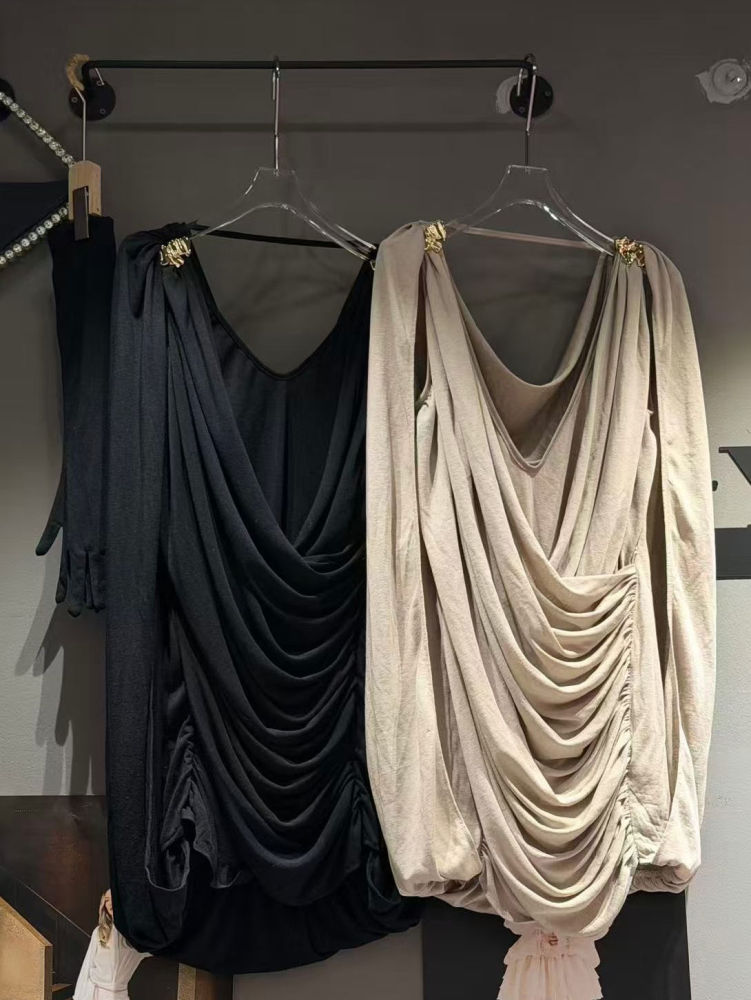 TWOTWINSTYLE Solid Deep V Neck Sleeveles Ruched Designer Dress