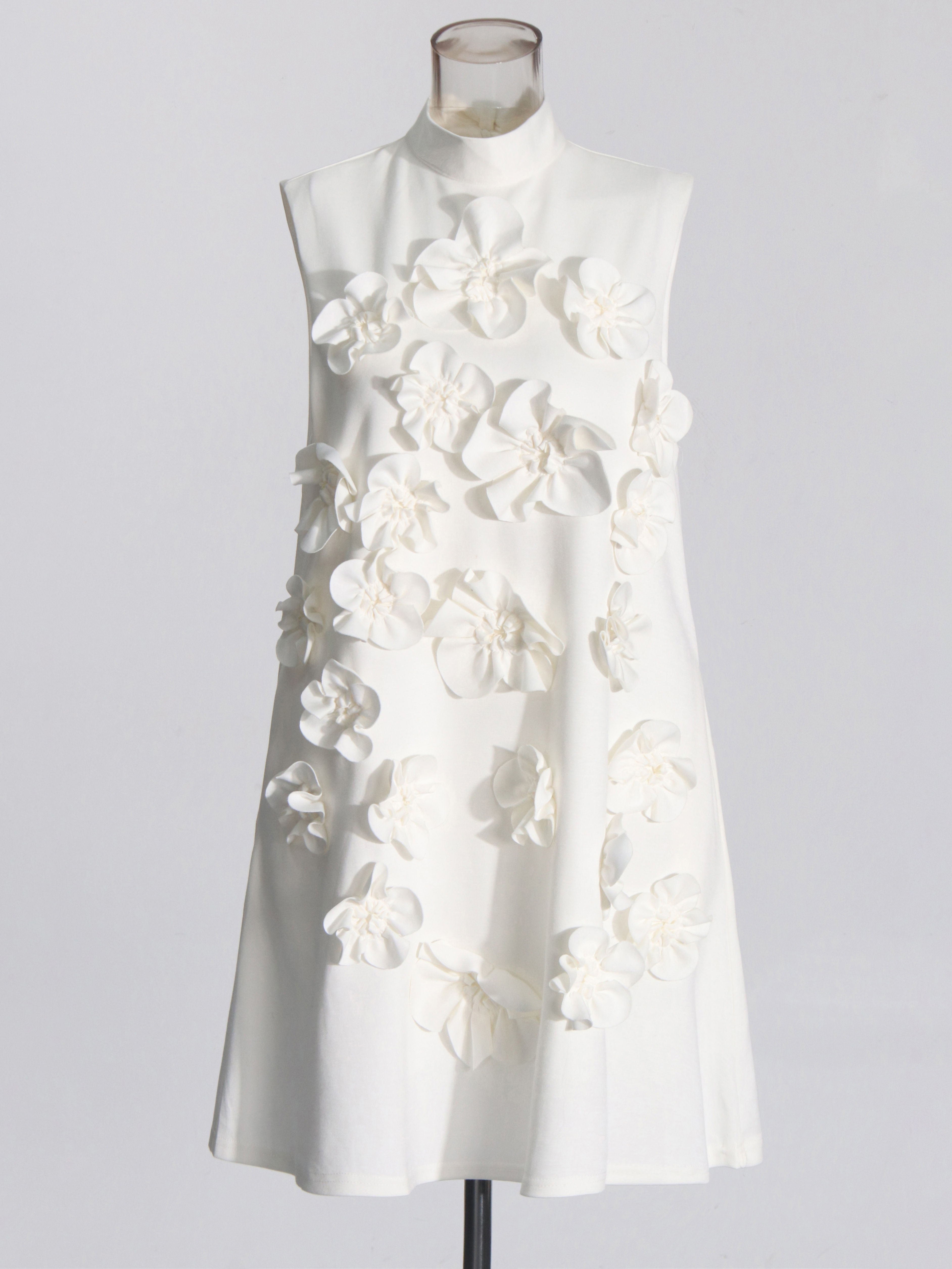 TWOTWINSTYLE Solid Stand Collar Sleeveles Designer Dress