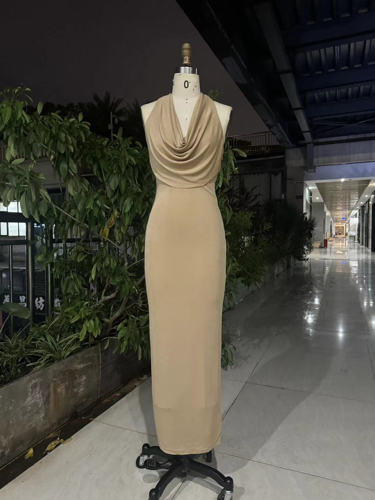 TWOTWINSTYLE Sleeveles V Neck Minimalist Midi Dress