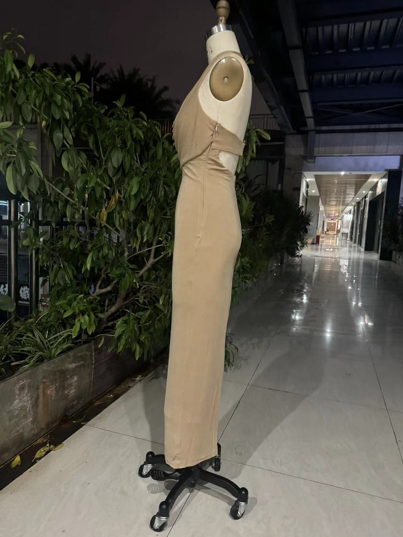 TWOTWINSTYLE Sleeveles V Neck Minimalist Midi Dress