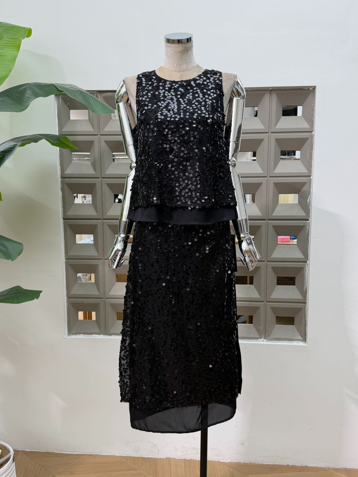 TWOTWINSTYLE Round Neck Sleeveles Top Spliced Sequins Skirt Elegant Two Piece Set
