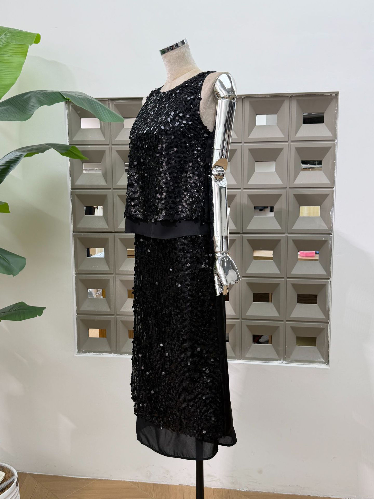 TWOTWINSTYLE Round Neck Sleeveles Top Spliced Sequins Skirt Elegant Two Piece Set