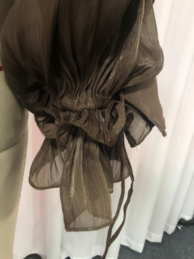 TWOTWINSTYLE Off Shoulder Long Sleeve Pleated Vintage Crop Top
