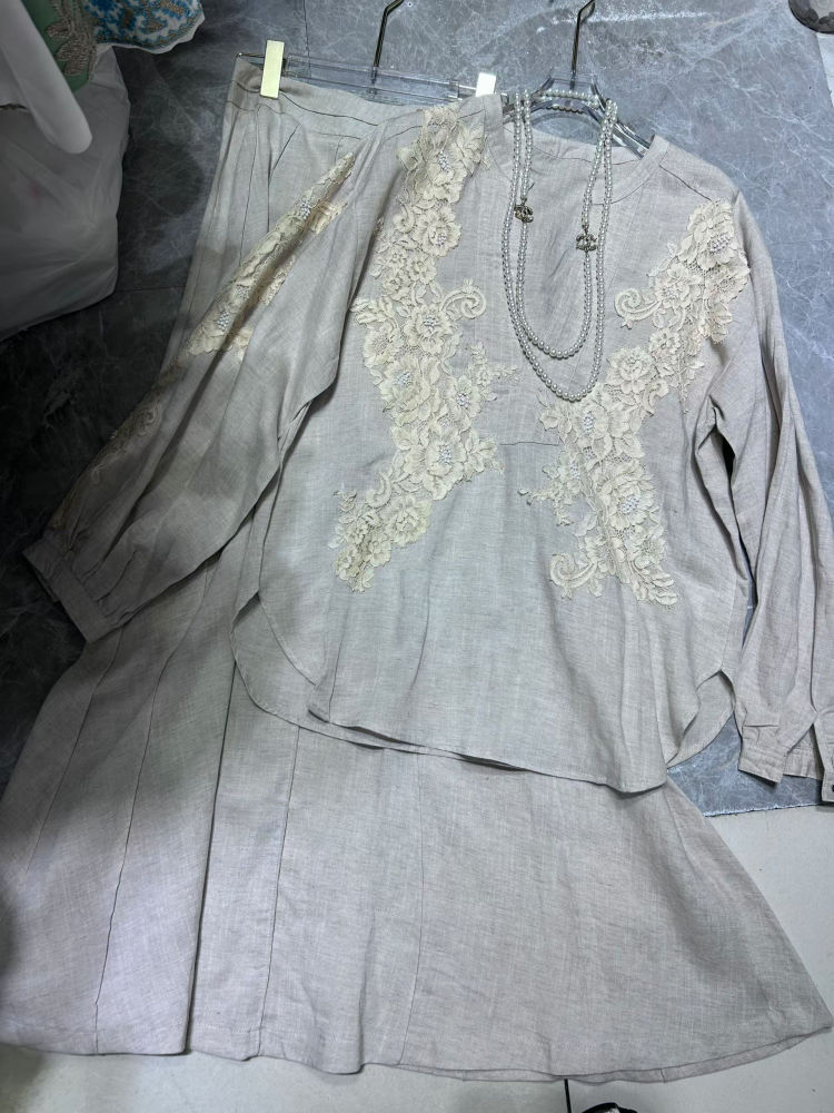 TWOTWINSTYLE Long Sleeve V Neck Spliced Lace Top Loose Skirt Designer Set