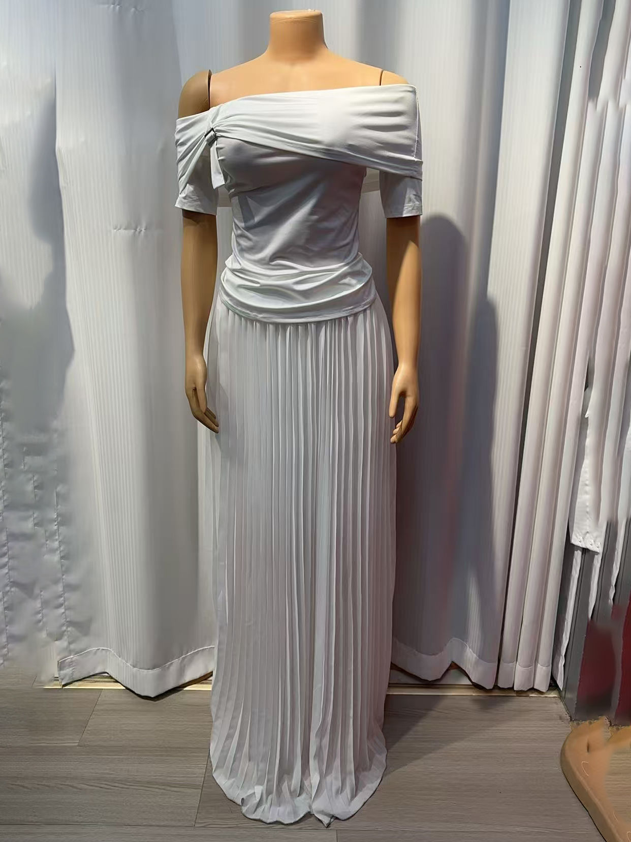 TWOTWINSTYLE Solid Off Shoulder Top High Waist Skirt Fashion Set