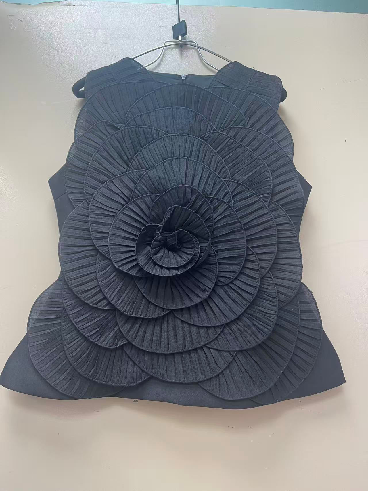 TWOTWINSTYLE Round Neck Sleeveles Patchwork 3D Flower Minimalist Shirt