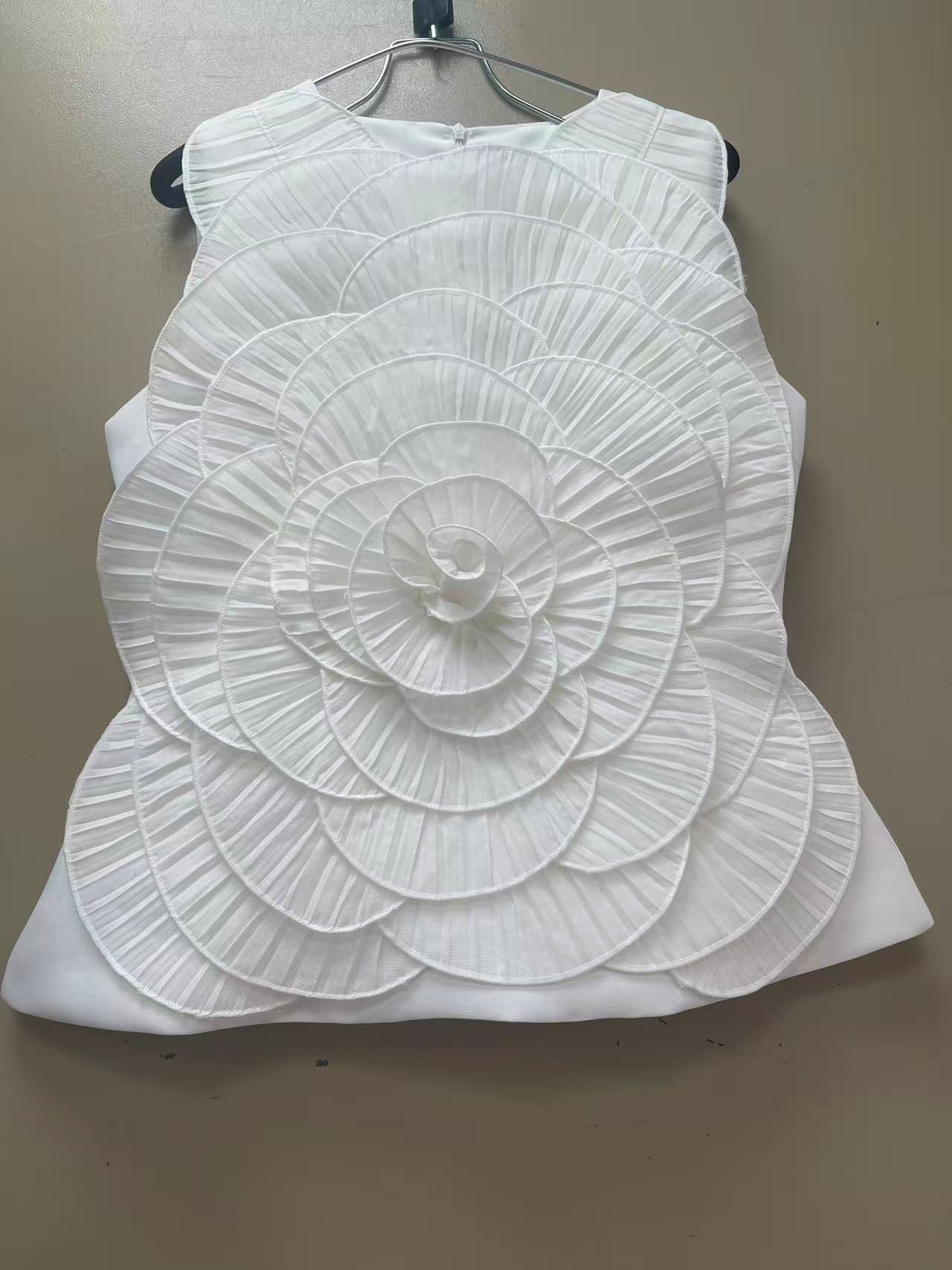 TWOTWINSTYLE Round Neck Sleeveles Patchwork 3D Flower Minimalist Shirt