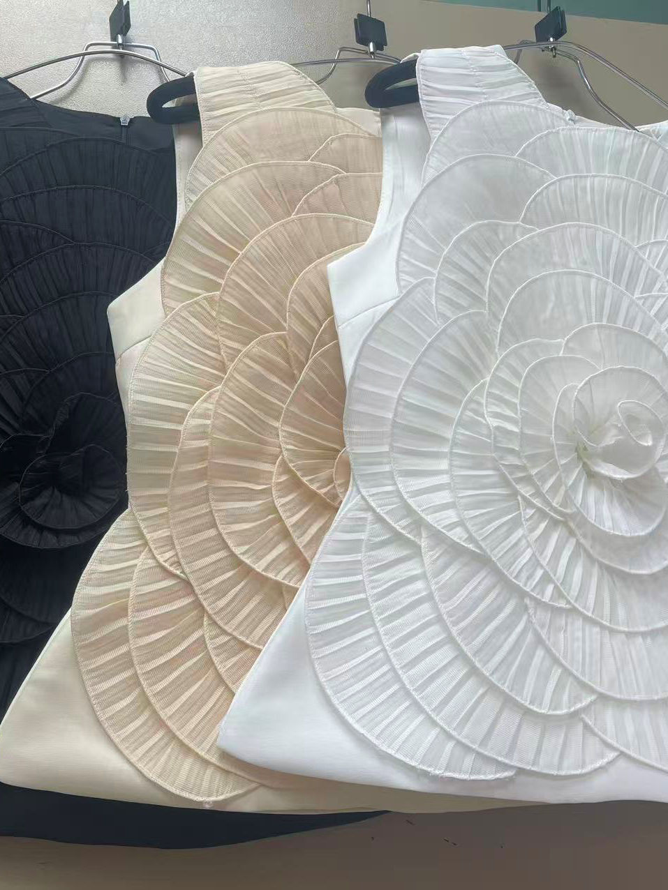 TWOTWINSTYLE Round Neck Sleeveles Patchwork 3D Flower Minimalist Shirt