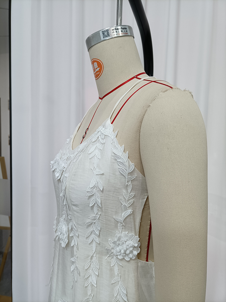 TWOTWINSTYLE V Neck Strap 3D Flower Embroidered Waist Cinched Elegant  Dress