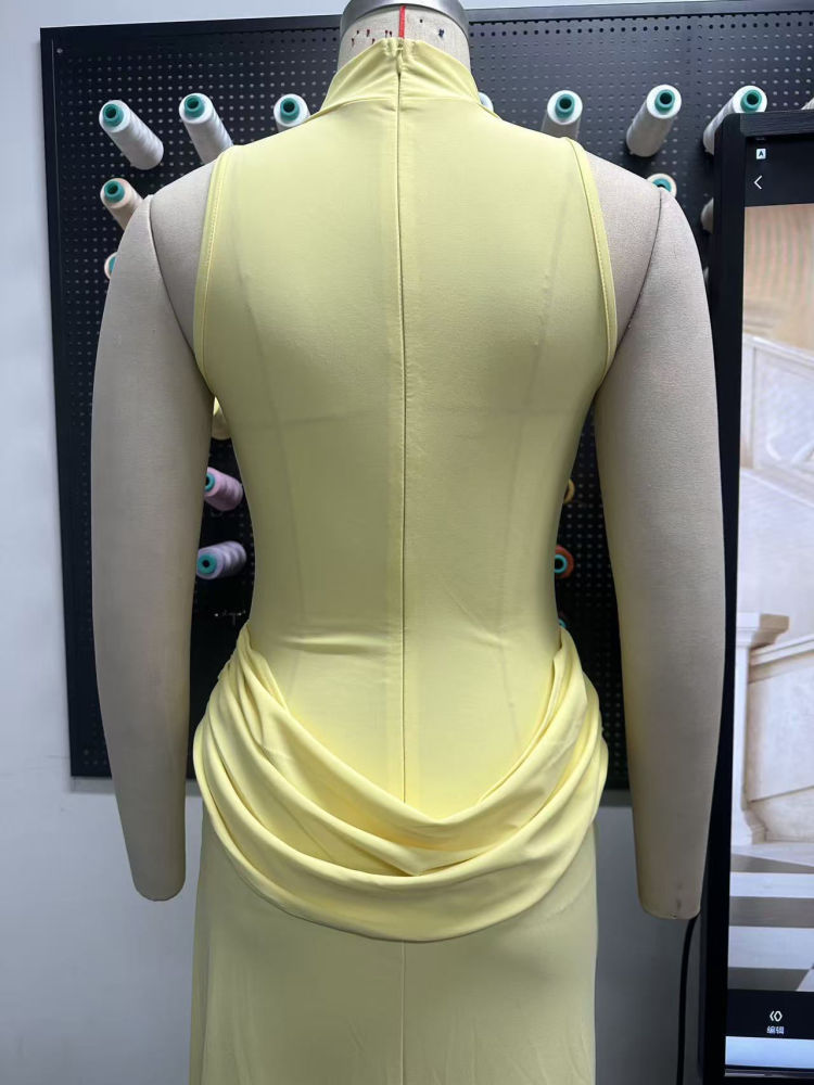 TWOTWINSTYLE Stand Collar Sleeveles Side Split Elegant Dress