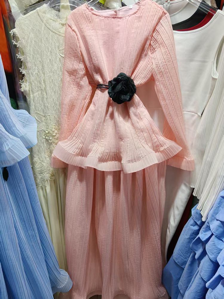 TWOTWINSTYLE Round Neck Long Sleeves Flower Belt Top Solid Large Hem Skirt Elegant Set