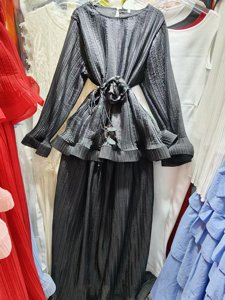 TWOTWINSTYLE Round Neck Long Sleeves Flower Belt Top Solid Large Hem Skirt Elegant Set