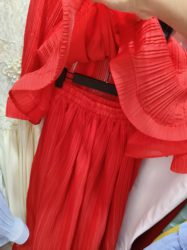 TWOTWINSTYLE Round Neck Long Sleeves Flower Belt Top Solid Large Hem Skirt Elegant Set