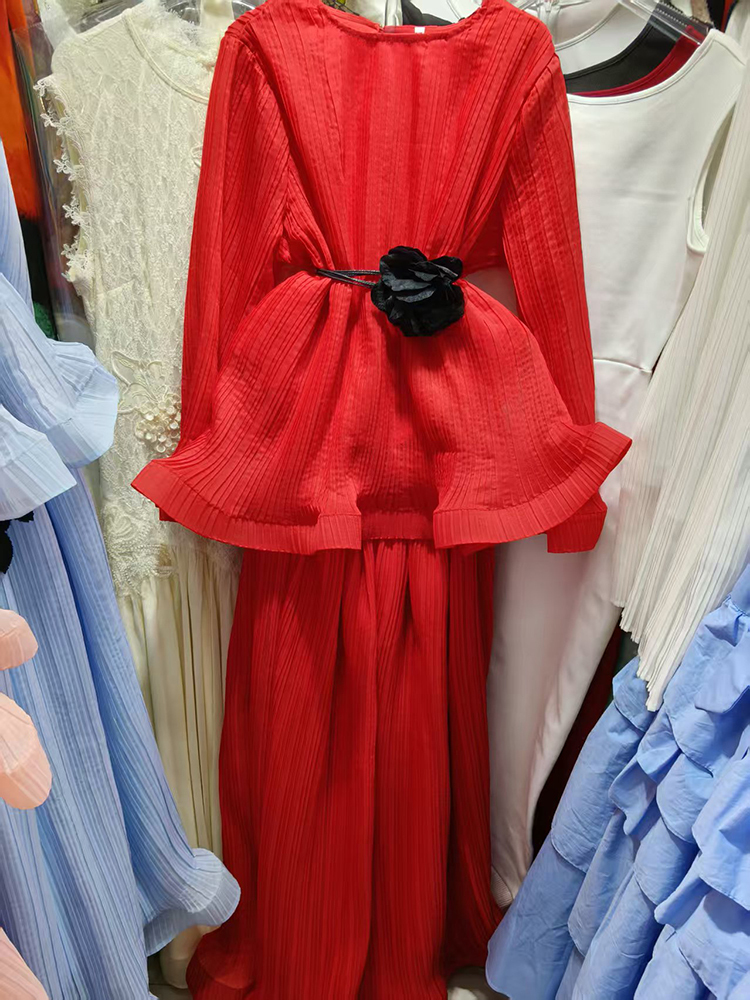 TWOTWINSTYLE Round Neck Long Sleeves Flower Belt Top Solid Large Hem Skirt Elegant Set