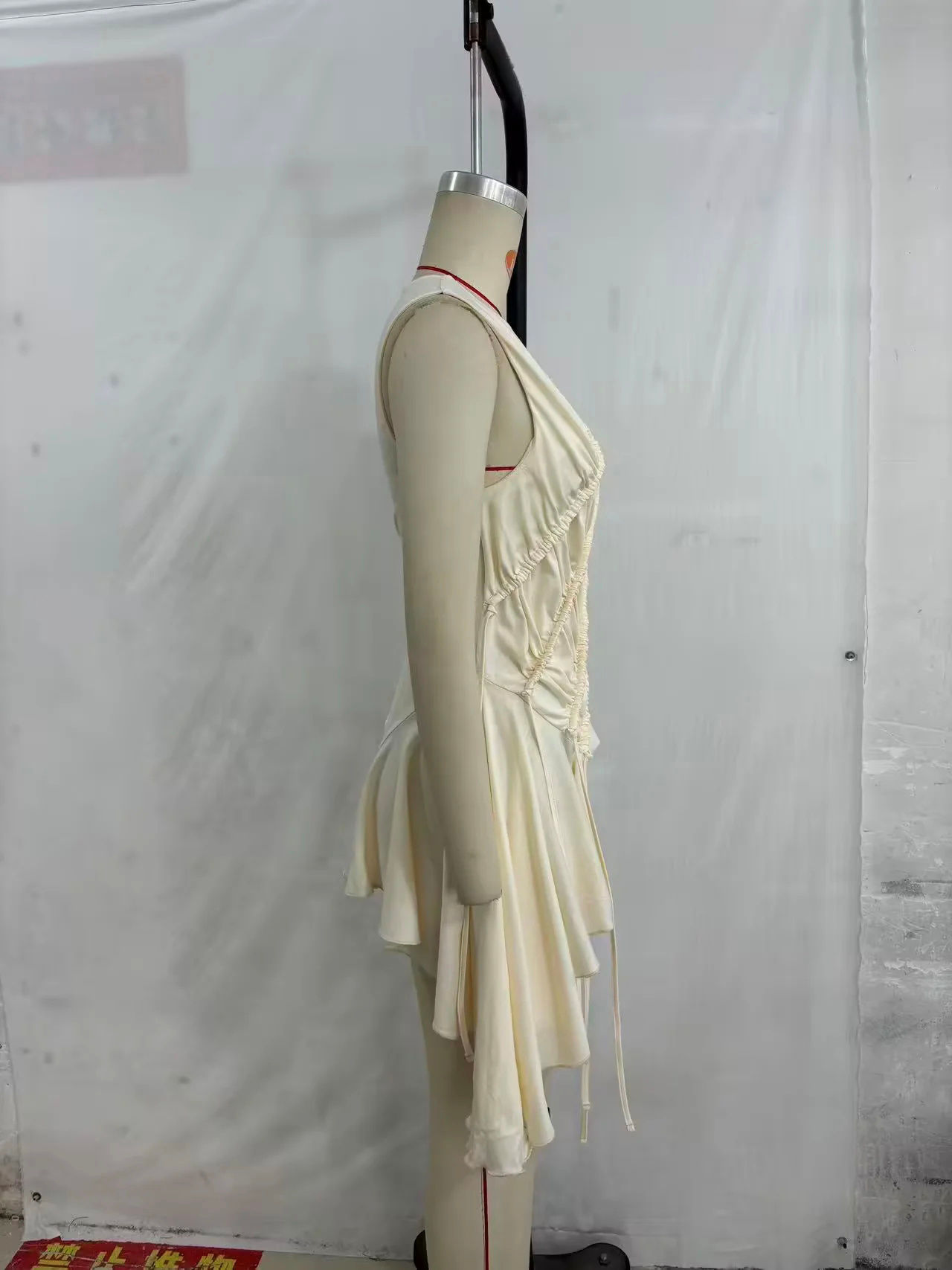 TWOTWINSTYLE Round Neck Sleeveles Irregular Hem Fashion Vest