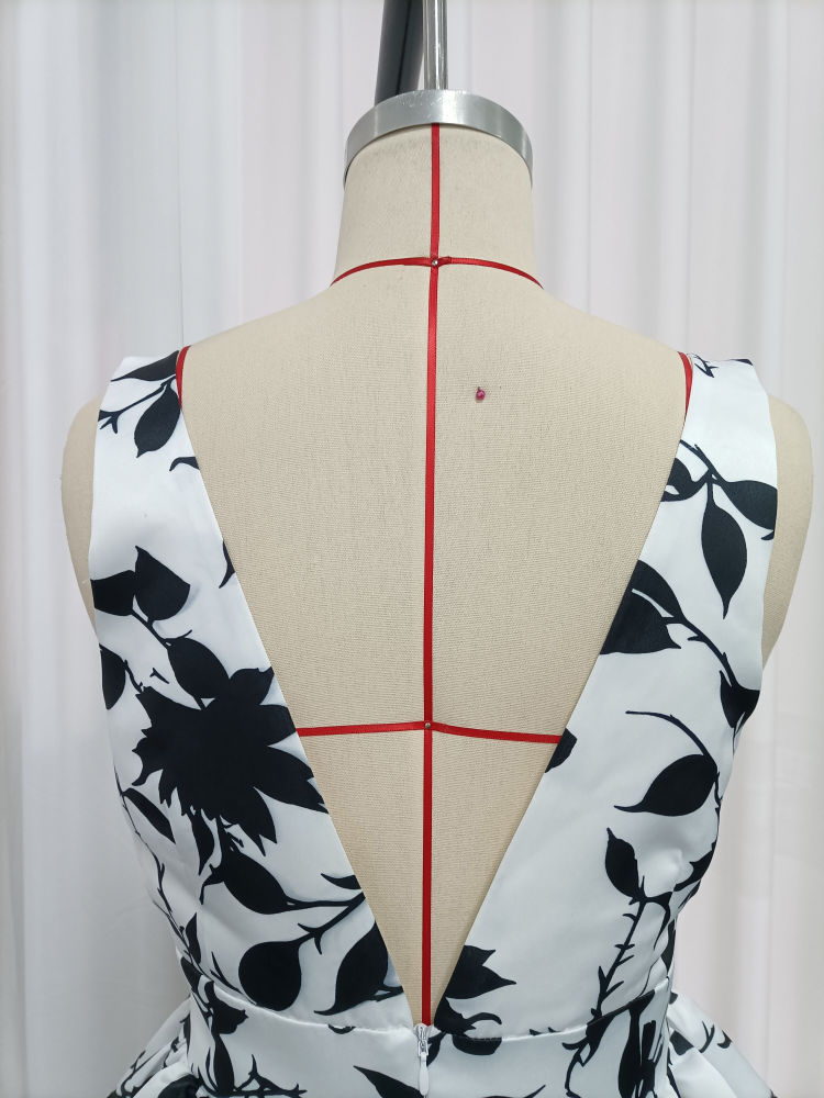 TWOTWINSTYLE Sleeveles Hit Color Asymmetrical Hem Design Dress