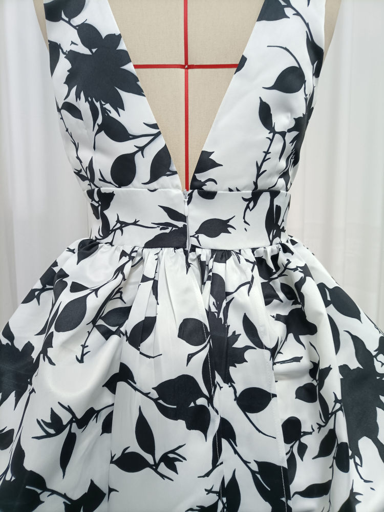 TWOTWINSTYLE Sleeveles Hit Color Asymmetrical Hem Design Dress