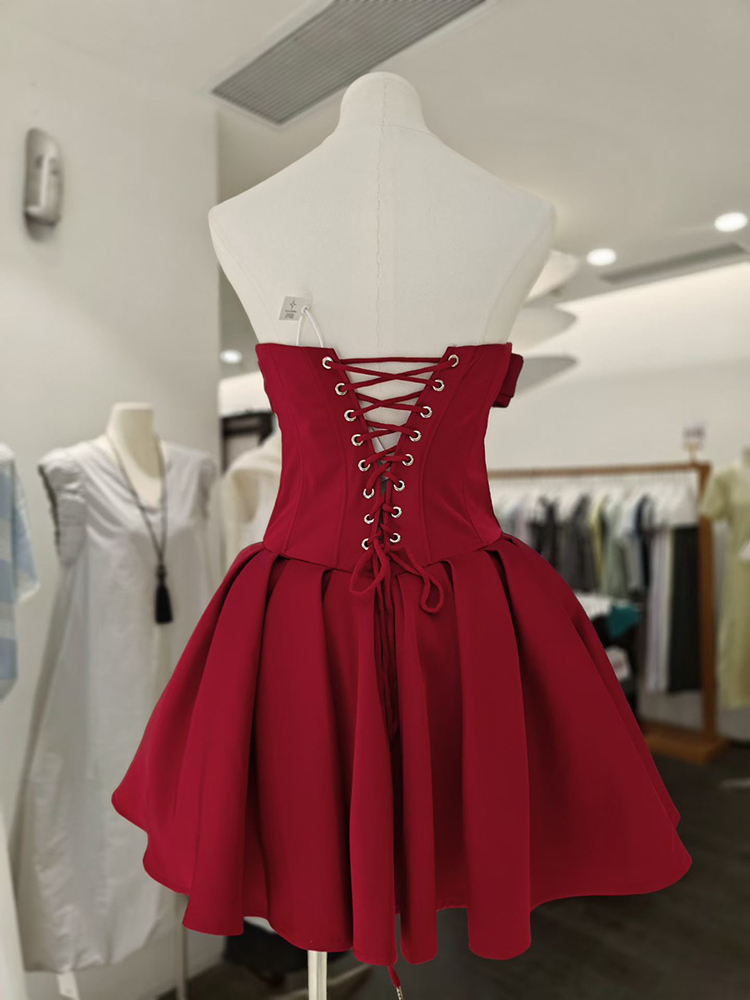 TWOTWINSTYLE Solid Strapless Corset Slimming Pleated Elegant Dress