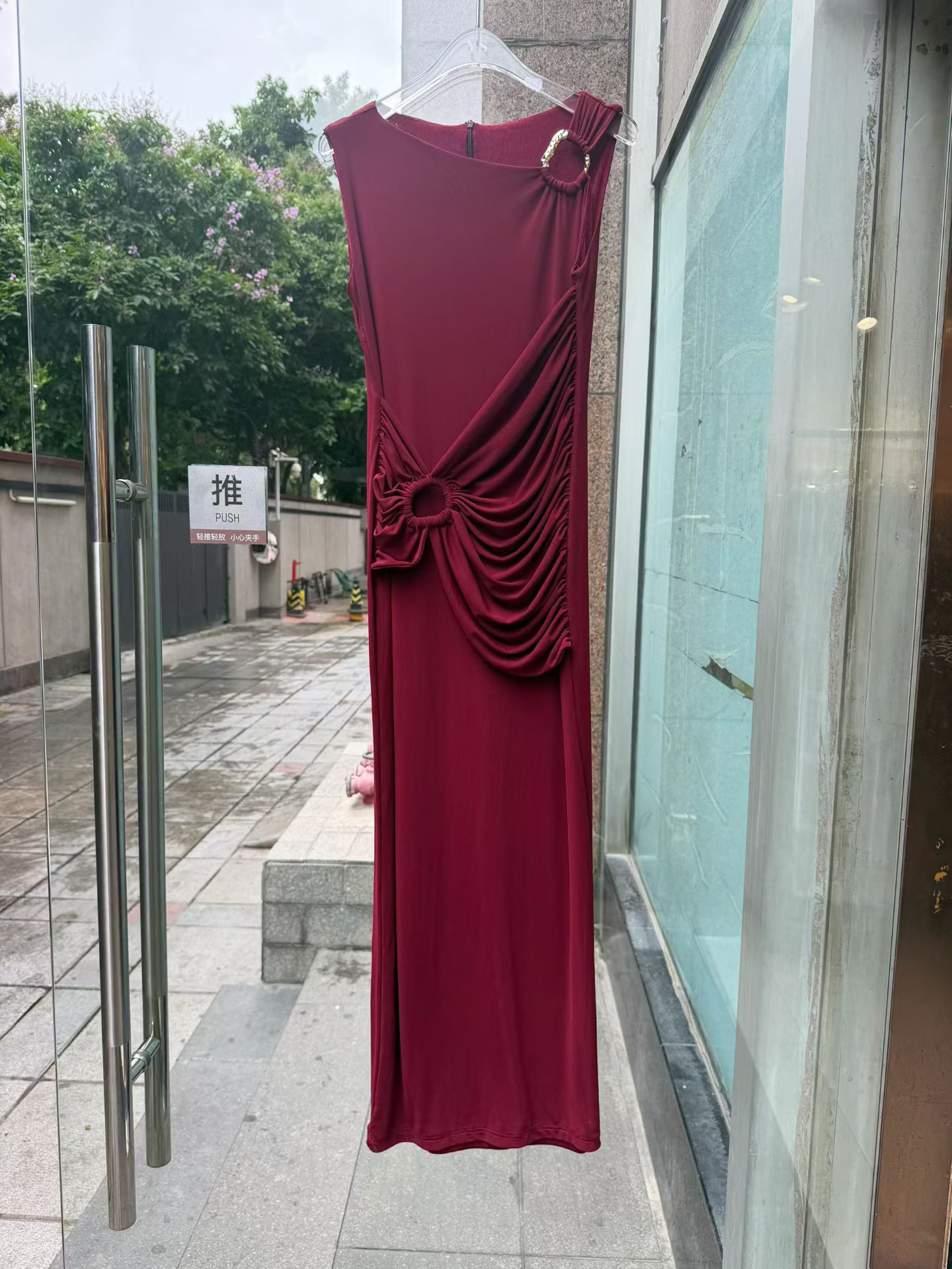 TWOTWINSTYLE Sleeveles Pleated Spliced Metal Decoration Design Dress