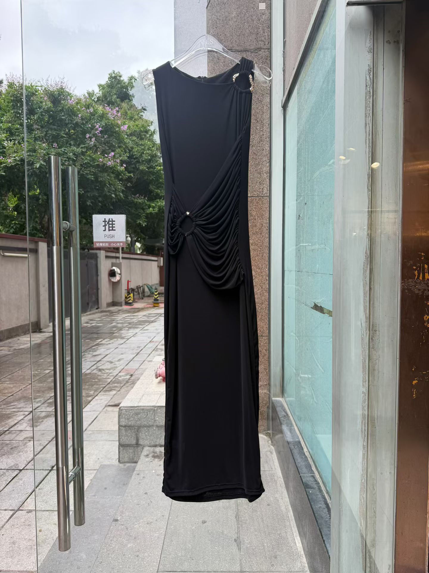 TWOTWINSTYLE Sleeveles Pleated Spliced Metal Decoration Design Dress