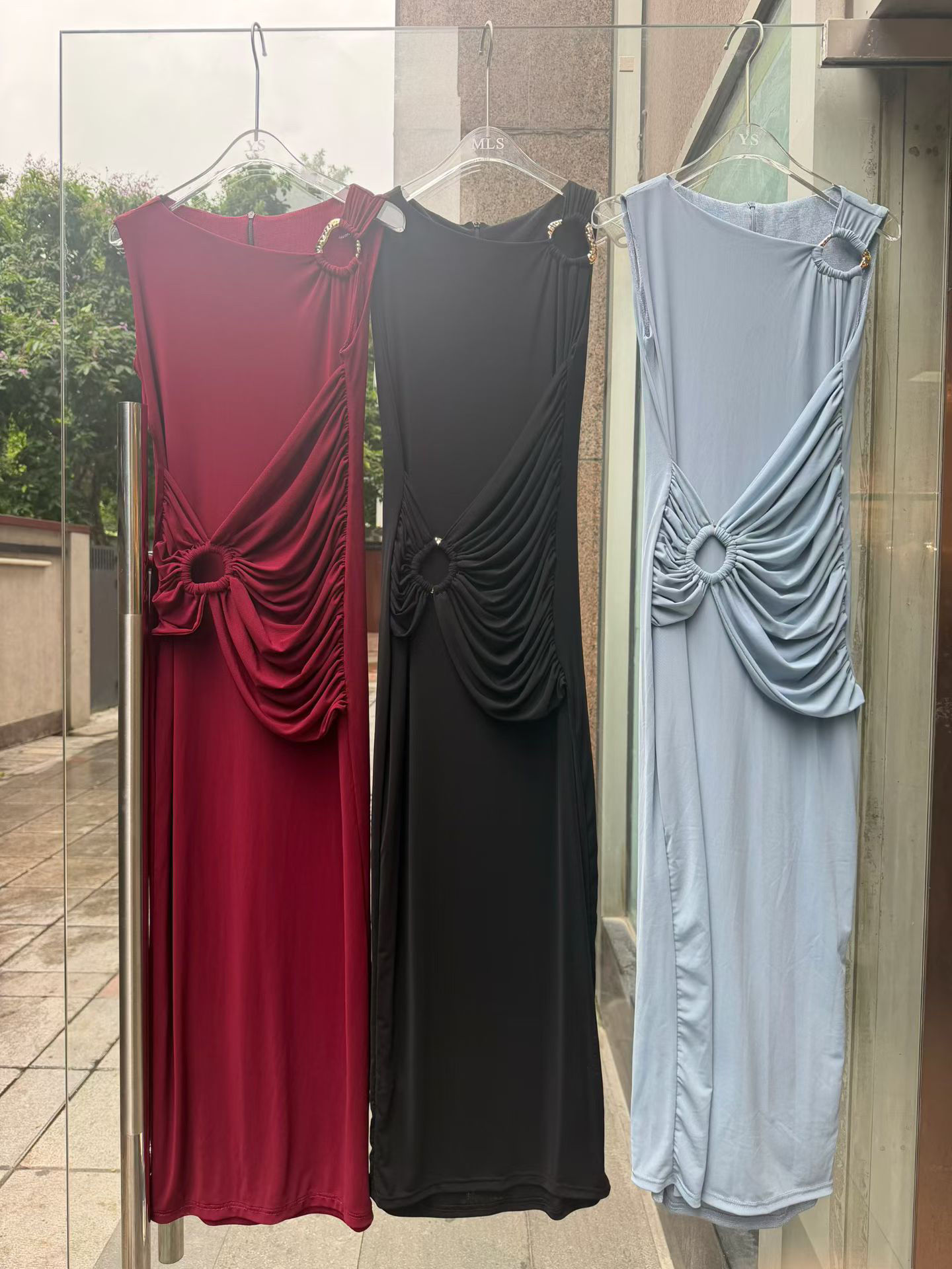 TWOTWINSTYLE Sleeveles Pleated Spliced Metal Decoration Design Dress
