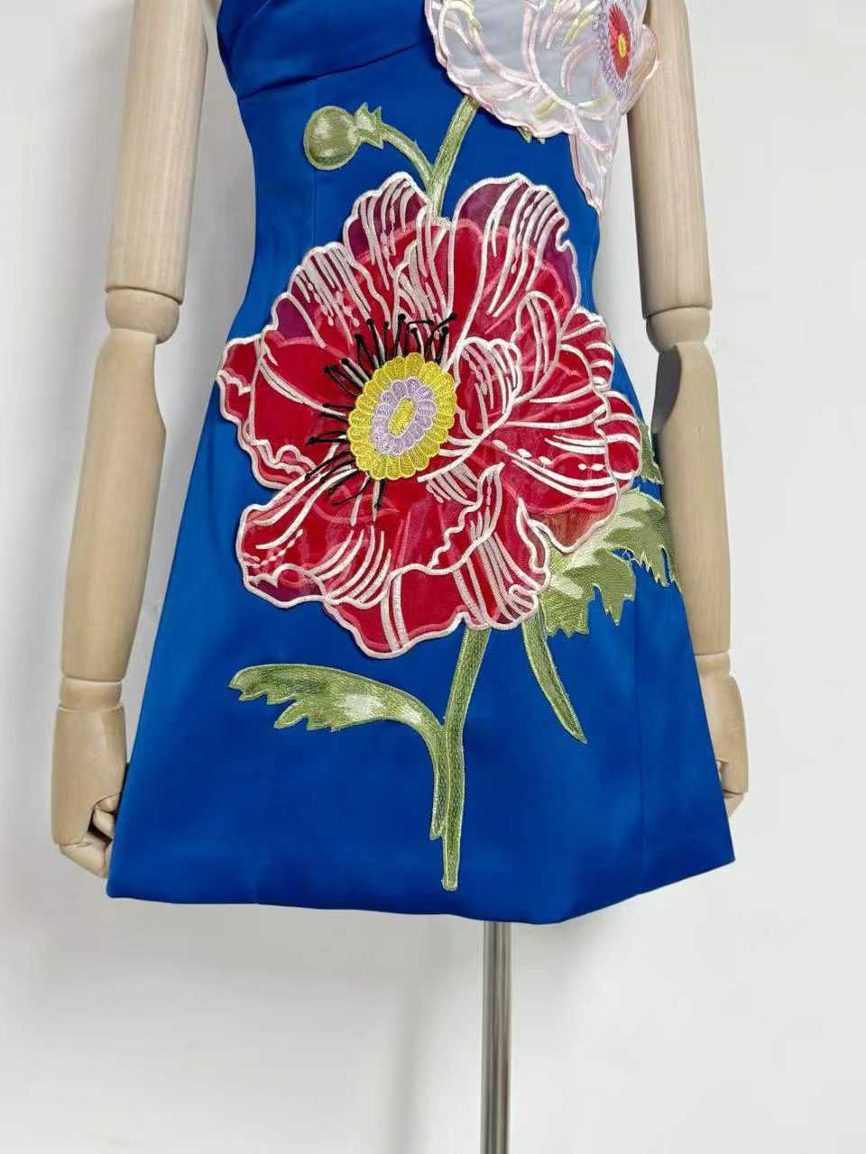 TWOTWINSTYLE Solid Off Shoulder Spliced Appliques Elegant Dress