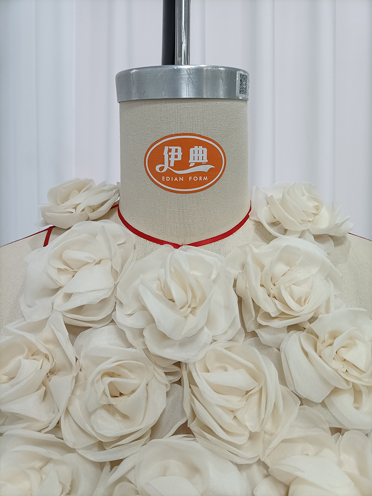 TWOTWINSTYLE Solid Sleeveless 3D Rose Applique Elegant Top