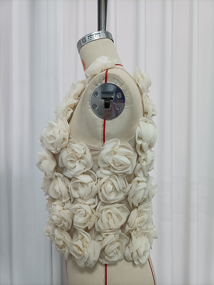 TWOTWINSTYLE Solid Sleeveless 3D Rose Applique Elegant Top